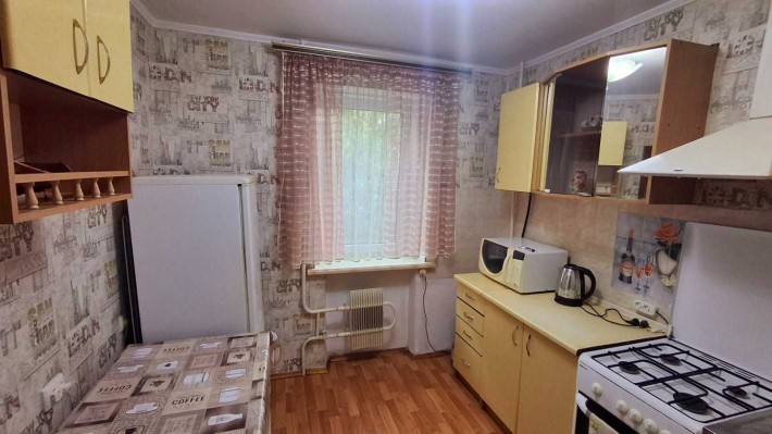 Сдам на год и более 1 комнатную квартиру с нишей чешку - фото 1