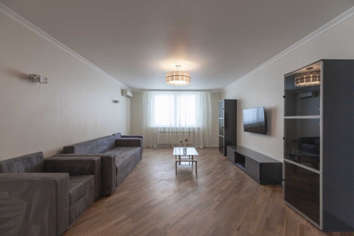 Здам в оренду 4-к квартиру 152м2 біля метро Осокорки, вул. Чавдар 3 - фото 1