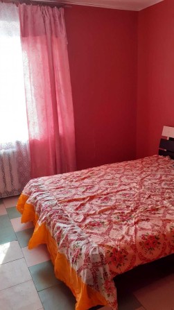 Здам  2  кімнати в трикімнатній квартирі.ЮГОК. - фото 1