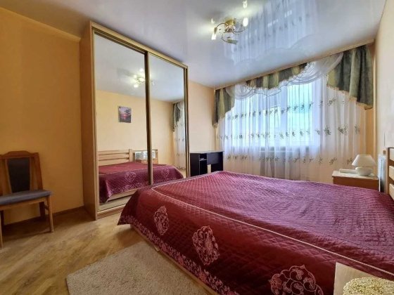 В оренду для родини пропонується світла та простора 3-кімнатна квартира площею 82 м² у самому серці  Киев