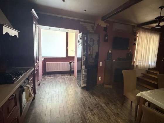 Сонячний парк Пилипа Орлика 26 парковка  у дворі Полтава