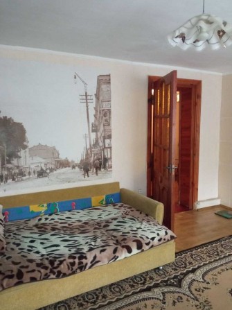 Терміново продам 2-кімнатну квартиру,частину будинку поруч із центром - фото 1