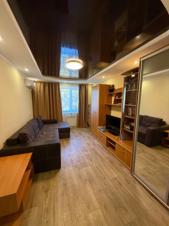 Продам яскраву 2х кімнатну квартиру з ремонтом меблями і технікою - фото 1