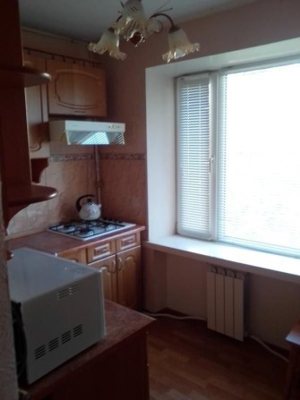 Продам  у центрі 2-х кімнатну квартиру  з у.з. - фото 1
