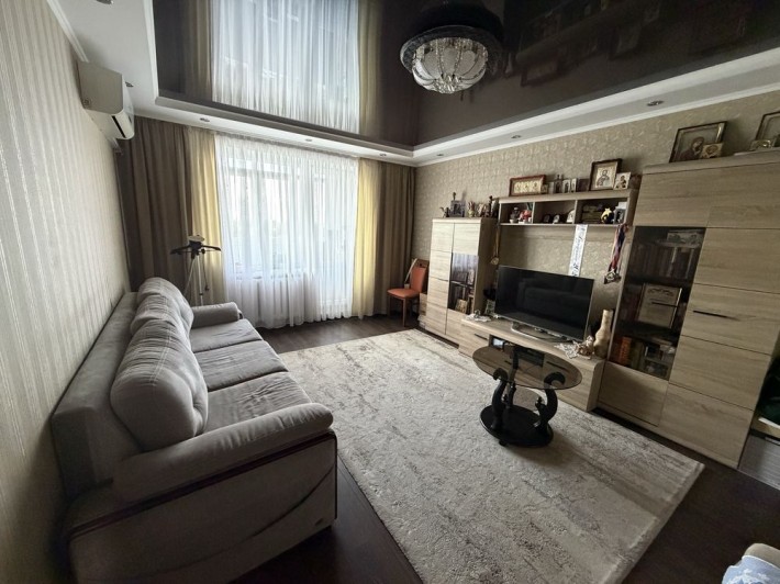 Продам трикімнатну квартиру в центрі міста - фото 1