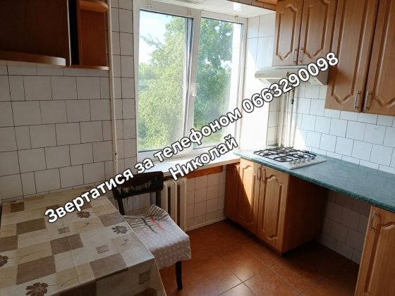 Продам 3-х кімнатну квартиру на третьому поверху Глухов