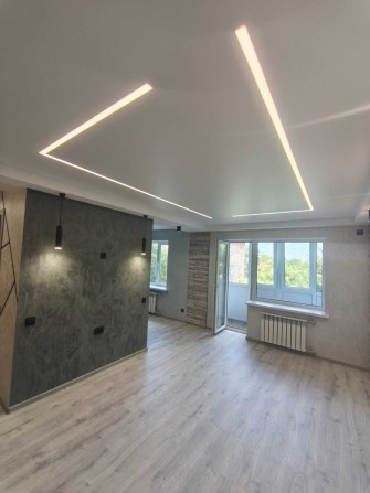 Продам 2-х комнатную в центре - фото 1