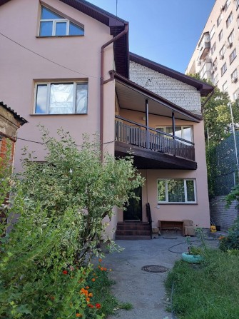 Продам два будинки на одній закритій території - фото 1