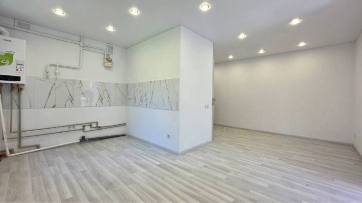 Продається 2 кімнатна квартира зновим ремонтом - фото 1