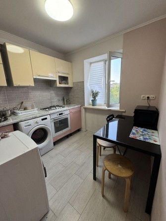 В продаже 2 комнатная квартира в центре, район 2й школы - фото 1