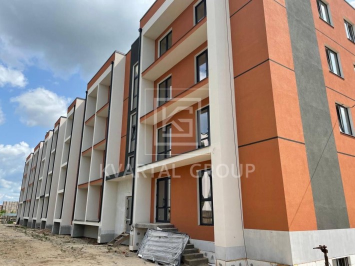 Продам євро-двохкімнатну квартиру без ремонту - фото 1