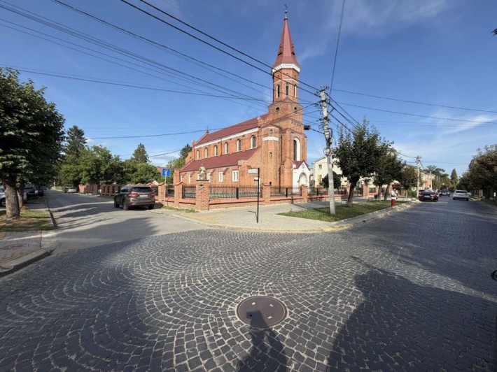 Продам квартиру в центрі Коломиї з власним двориком - фото 1