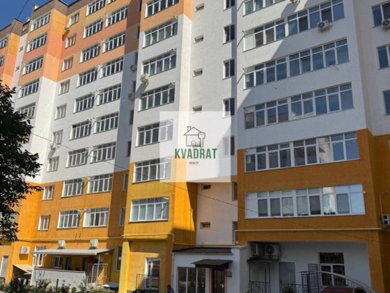Продам 2-кімнатну простору квартиру у центрі міста Каменец-Подольский