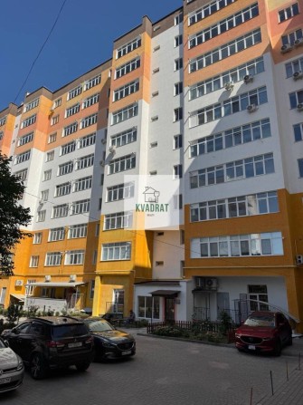 Продам 2-кімнатну простору квартиру у центрі міста - фото 1