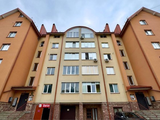 ПРОДАЄТЬСЯ ДВОРІВНЕВА квартира в чудовому районі Коломия