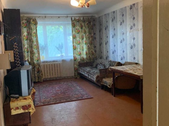 Продаю  2 кімнатну квартиру  в центрі міста, перший поверх Коростень