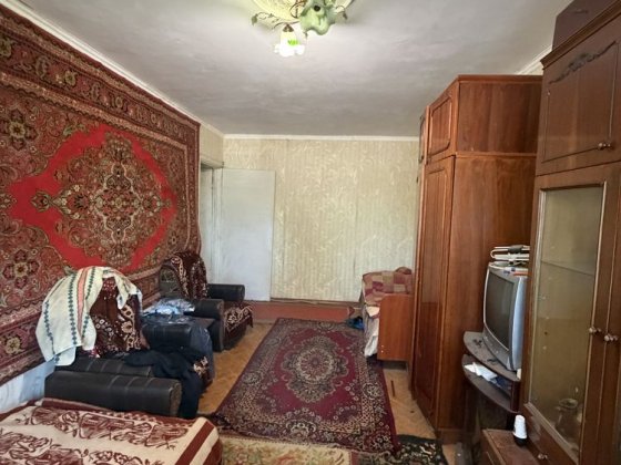 Продам 1-кім.кв на 1-му поверсі на 2-м у районі. Лозова