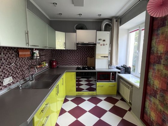 Продам свою 2к квартиру з автономним опаленням,евроремонтом та меблями! Лозовая