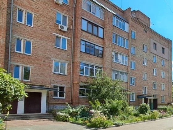 Продам простору чотирикімнатну квартиру в місті Ніжин Нежин