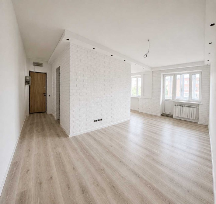 Продам 2-кімнатну квартиру-студію 55 м² з ремонтом у центрі Ромнів - фото 1