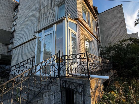 Продається дворівнева квартира неподалік від центру міста з власним подвір’ям Сарны