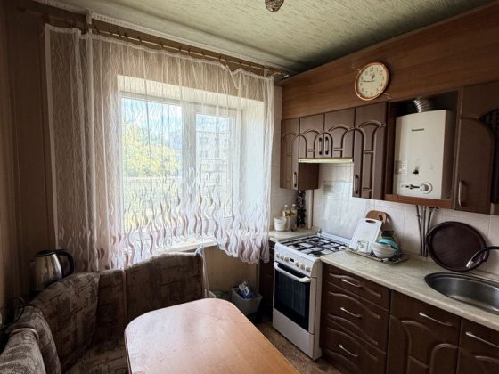 Продається 2 кімнатна квартира. Цегляний будинок. Район жд Славянск