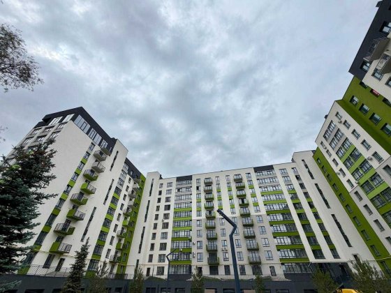 Продається видова трикімнатна квартира біля міського озера Крихівці
