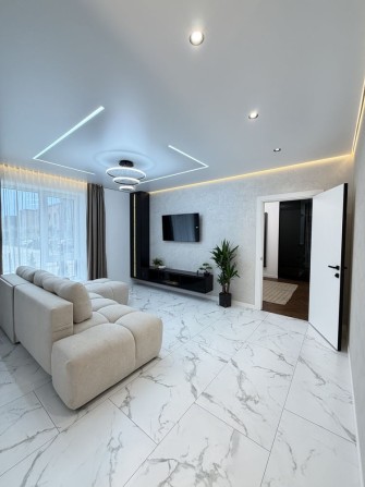 Продаж красивоі великоі 1 кім квартири 58 кв м з діоянкою та терасою - фото 1