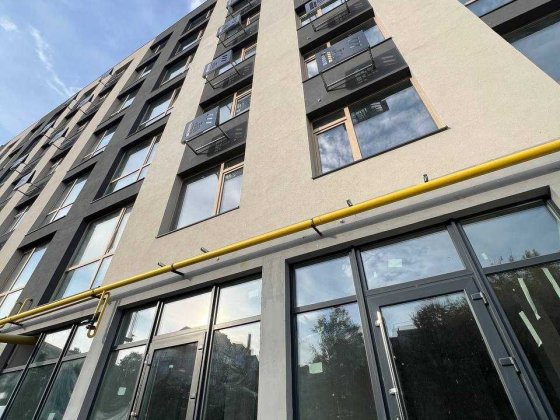 Продається 2-х кімнатна, двостороння квартира. Готова до ремонту. Угринов