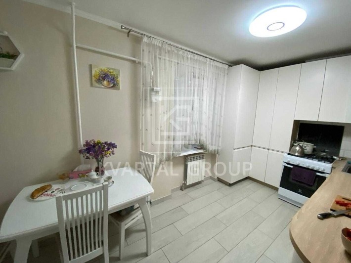 Продам 2 кімнатну квартиру з ремонтом та меблями + гараж в подарунок! - фото 1