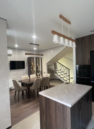 Продаж трирівневої квартири 180 м² + гараж біля підʼїзду - фото 1