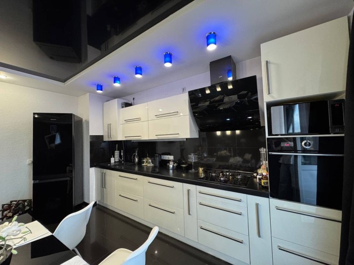 Продаж 3-кімнатної. квартири 95.3 м.кв., вул. Галицька / Давидів - фото 1