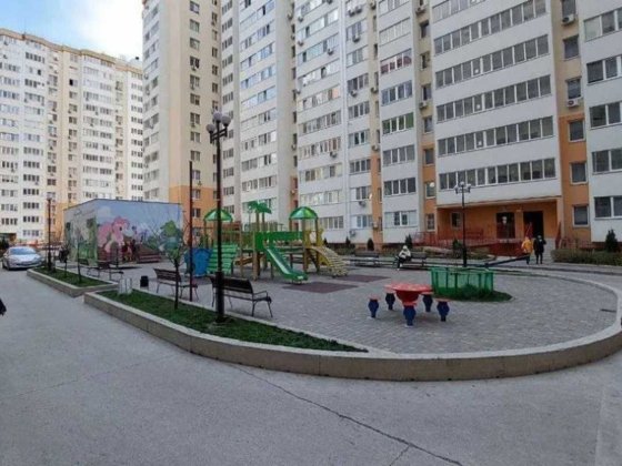 Продам однокомнатную квартиру в ЖК Радужный. Состояние от строителей. Площадь 38 кв.м. Лиманка