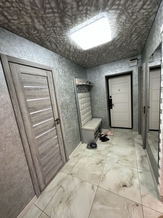Продаж 3-кімнатної квартири  Продається затишна 3-кімнатна квартира з євроремонтом на 2 поверсі. - фото 1