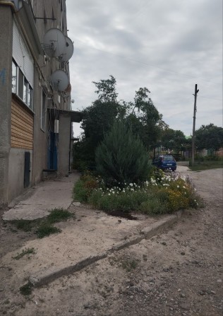 Продам 3 кімнатну квартиру з квадратним холом та двома лоджиями у  центрі Нової Водолаги - фото 1