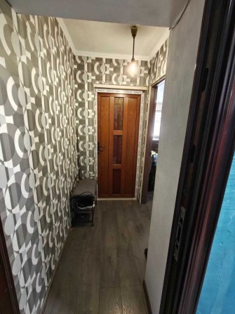 45028  Затишна кімната з сучасним ремонтом та меблями в самому центрі Волочиська! - фото 1