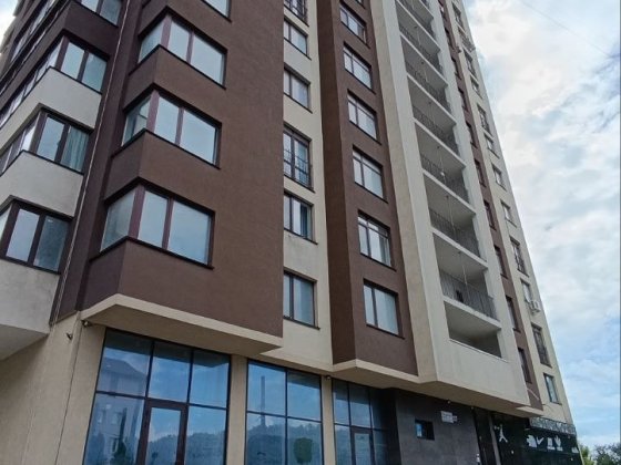 Простора 2-к квартира 76.6 м² з панорамними вікнами в центрі, шикарним краєвидом на парк! Хмельницкий