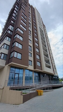 Простора 2-к квартира 76.6 м² з панорамними вікнами в центрі, шикарним краєвидом на парк! - фото 1
