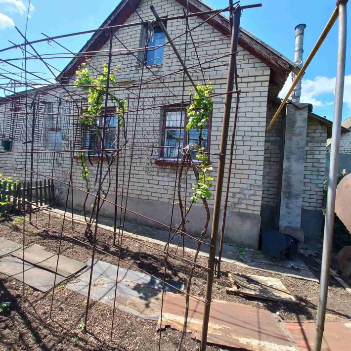 Село Светлое, центр. Дом, 4 комнаты, жилой. Участок 6 с. Рядом остановка. - фото 1