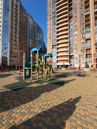 ТЕРМІНОВО! Продам двокімнатну квартиру з кухнею вітальнею в новобудові - фото 1
