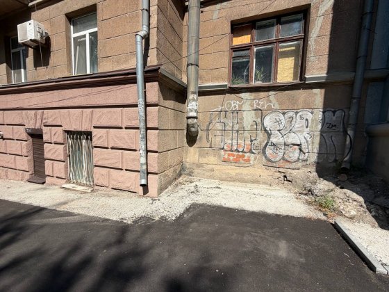 Нове Оренда на Гоголя. окремий вхід з арки, вікна на червону лінію. ЦОКОЛЬНЕ Днепр