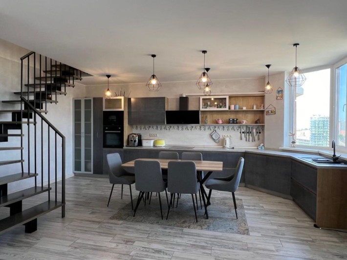 Продам квартиру дворівневу  біля метро - фото 1