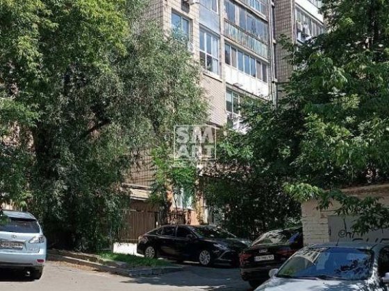 Без комісії! Продам 3-кімнатну біля метро "Палац Україна", вул. В.Тютю