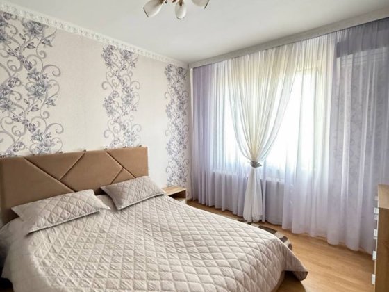 Без комісії 3 кімнатна квартира з ремонтом та меблями. Біля метро. Держпрограми - так!