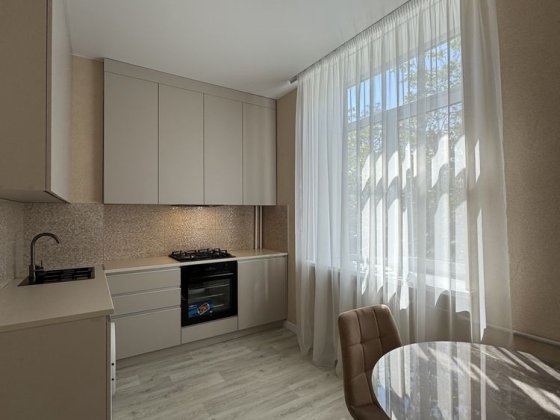 Продам 2х.ком.квартиру СТАЛИНКА,Ватутина,Универмаг,Свитанок Кривой Рог