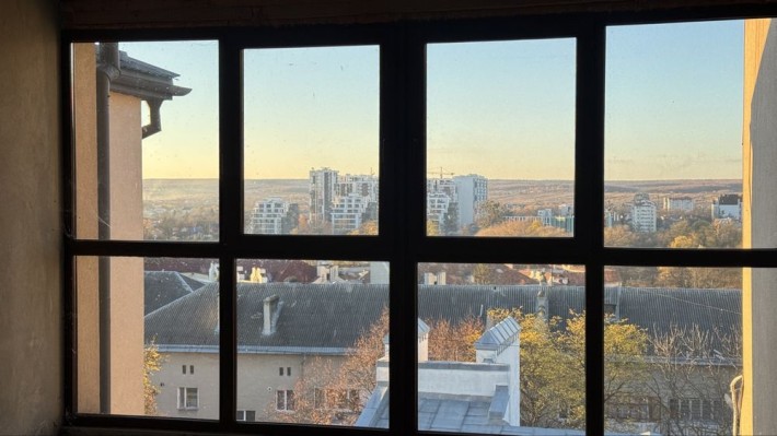Видова 3к квартира,у зданому будинку в центрі міста! - фото 1