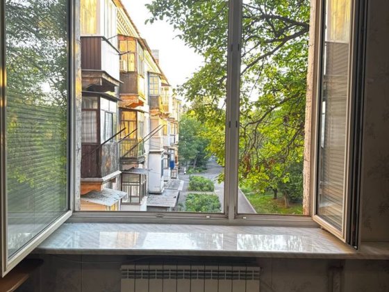 На Універмазі продаж шикарної Чотирикімнатної рарітетної СТАЛІНКИ з АВТОНОМКОЮ і має дві лоджії! Це  Кривой Рог