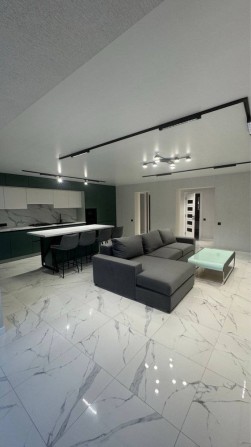 Продам 2-х кімнатну квартиру в центрі міста з ремонтом - фото 1