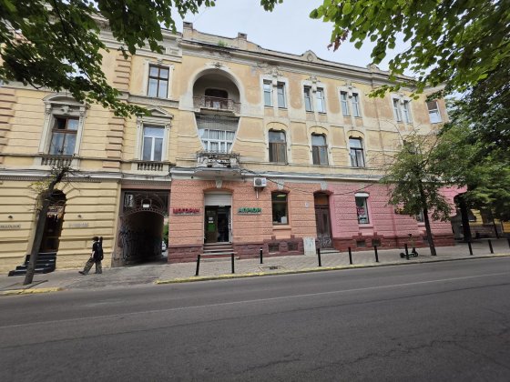 Продаж 2-кімнатної квартири в австрійському люксі в центрі міста Ивано-Франковск