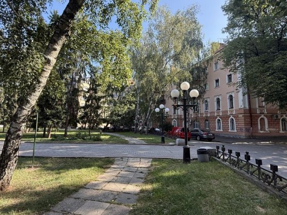 Продам 2-х кімнатну квартиру на середньому поверсі з видом на Березовий сквер Полтава